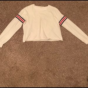 Medium cropped shirt🤍